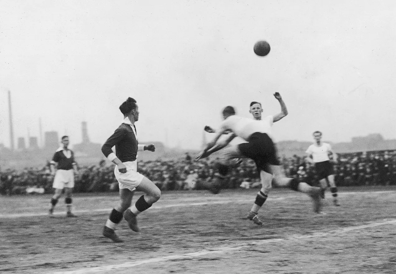 Mecz piłki nożnej Ruch Hajduki Wielkie - KS Podgórze w Hajdukach Wielkich, 1934r.. NAC (3/1/0/14/2395)