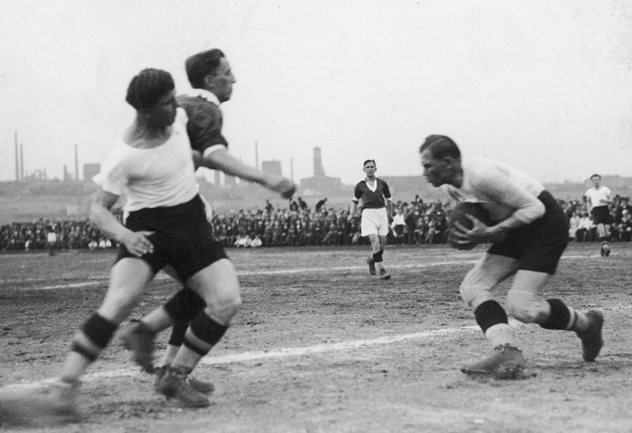 Mecz piłki nożnej Ruch Hajduki Wielkie - KS Podgórze w Hajdukach Wielkich, 1934r.. NAC (3/1/0/14/2395)